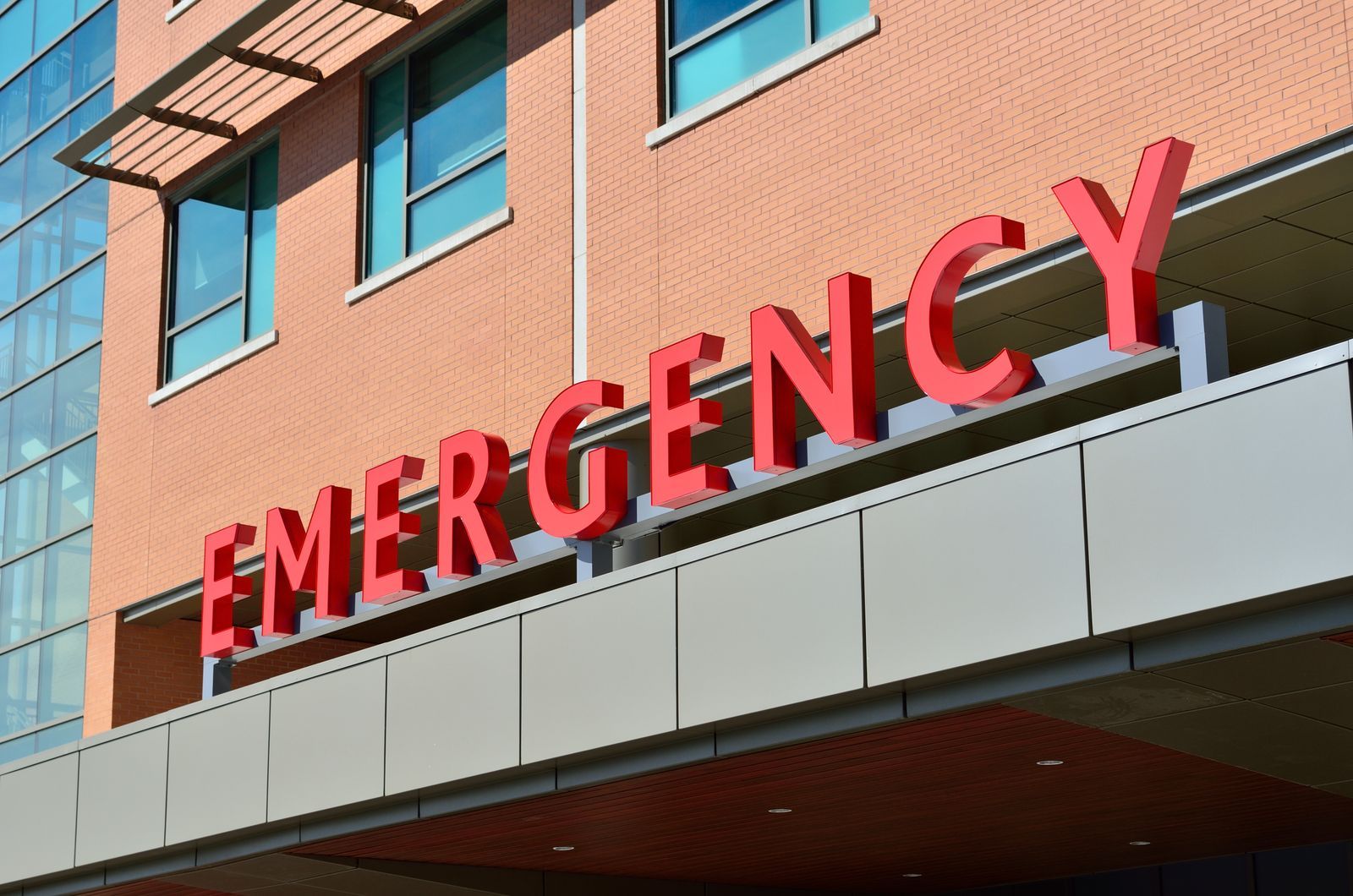 Emergency entrance sign on a medical facility